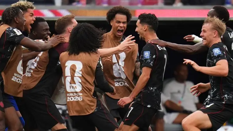 2026年世界杯：南非0-1加拿大 - 斯蒂芬·尤斯塔基奥在补时阶段打入制胜球，确保东道主晋级16强
